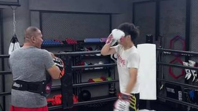 有人认识这个泰国教练吗？新来的泰国靶师硬的很！又要进行新一轮的备赛，职业队招收有志青年欢迎加入！#临