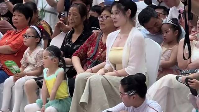 这样的老师带出来的宝贝得多有爱呀