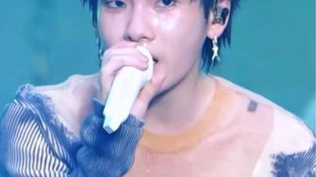 这…这是fake love #周震南 #周震南音乐节 #现场版live #青岛新世代男孩嘉年华