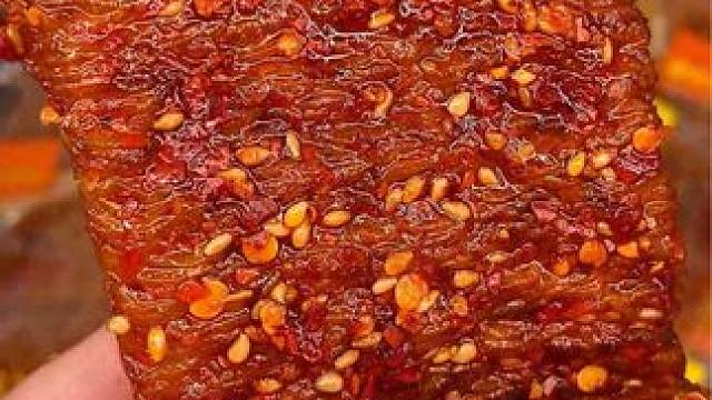 爆辣过瘾的辣条，选用优质大豆制成波浪形状！#真材实料才能做出好味道 #无辣不欢 #零食推荐