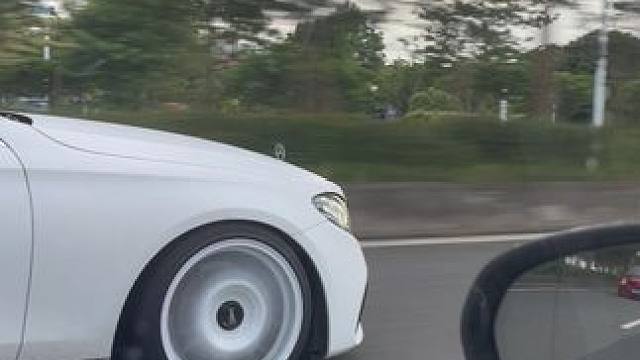 黑武士见得多了
白武士参考一下？
#我与汽车的日常 #奔驰e #低趴姿态 #白武士 #dou是好车