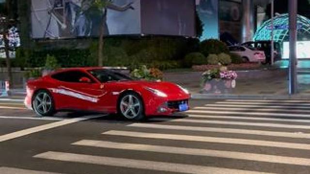 上海新天地街拍法拉利F12#法拉利F12 #上海 #dou是好车 #街拍豪车