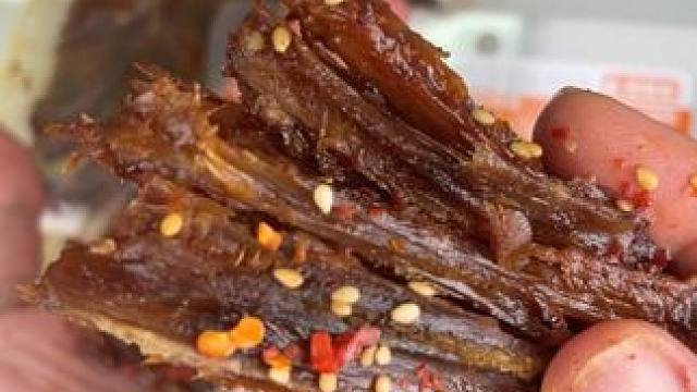 警告大家千万不要尝试这个香辣鸭翅，因为吃过一次就停不下来！！#卤宾汉疯狂辣翅 #零食推荐