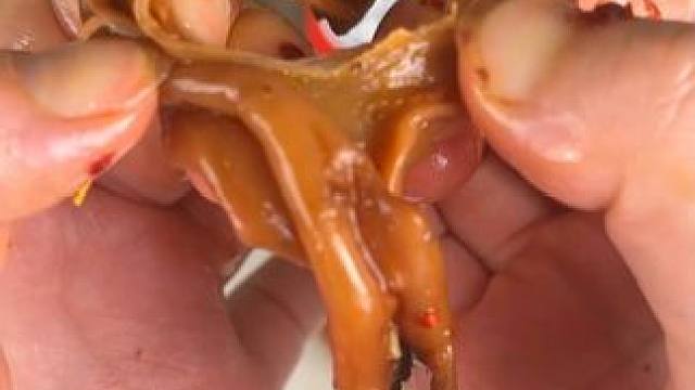 裹满了辣椒油新鲜芝麻的香辣鸭脆肠，你不想试试吗~！#妈呀太香了 #开袋即食 #鸭菌把 #鸭脆肠