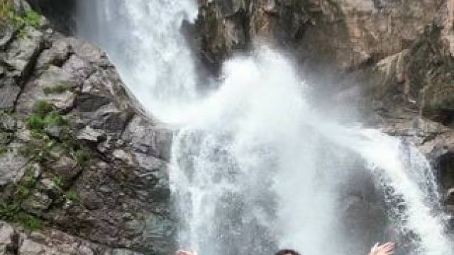 大自然的鬼斧神工，令我们惊叹。这样的美景值得跋山涉水来走一遭。#白云山瀑布太绝了 #瀑布 #带你看风