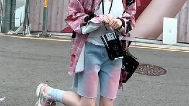 社死现场..….(后面好多人排队拍照.不得不要夸下这套衣服，时髦度太加分了！！！）#ootd穿搭 #