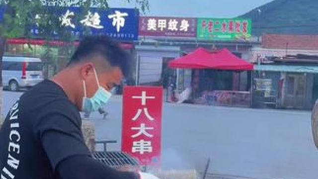 出摊啦出摊啦，想吃的来吧，所有酒水5元，油边10元。#这个烧烤真的很好吃的 #街边人气烧烤店推荐 #