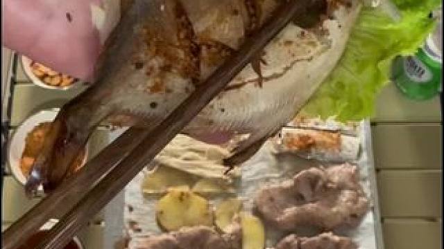 #美食vlog #一人食记 #深夜放毒 剩一块梅花没吃完，那就留着明早卷饼吧。今日伙食，16¥