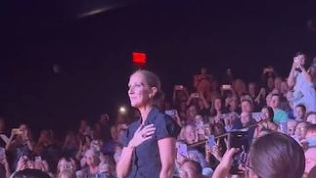 看演奏会遇到一位特殊观众，知道她是谁吗？#演出现场视频 #现场直击 #国外视频分享 #人山人海太热闹