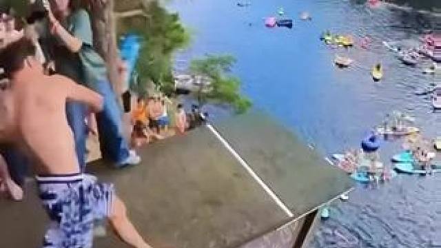 生而自由，须当尽兴 这就是自由的感觉 #极限运动 #户外跳水 #悬崖跳水 #玩的就是心跳