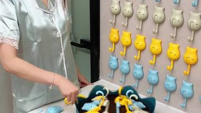 这个按压式小猫挂钩，性价比真的是绝了，真空吸附的#免打孔 ，承重力也嘎嘎好， 还可以随便换位置，不留