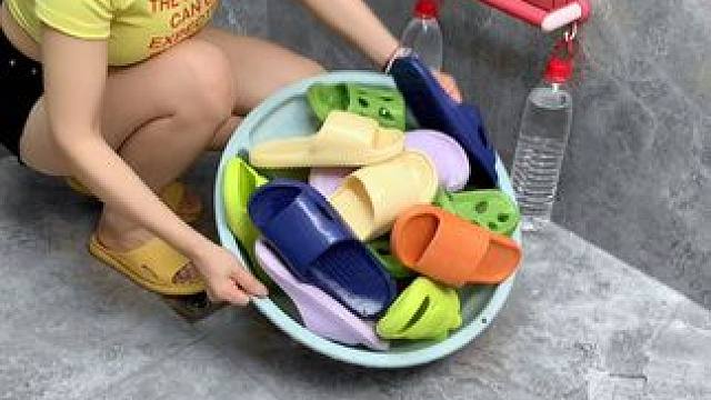 #可伸缩拖鞋架  拖鞋用它收纳不占空间，还能挂毛巾，卫生间干净整洁多了#免打孔  实用省空间  #收