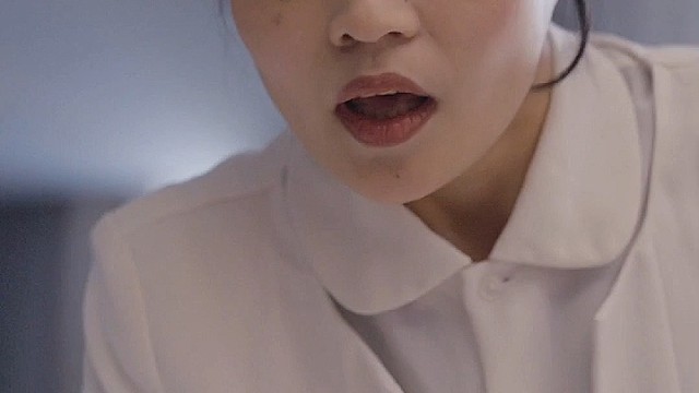 男人每天敲锣打鼓只为让妻子苏醒！