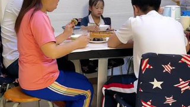 用馄饨皮来做葱油饼#小学生早餐 #爱生活爱美食 #早餐日记