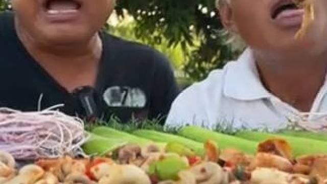 吃肉不顾人的老丈人又来了，清炖猪大肠，粪香扑鼻 #户外美食 #太好吃了吧 #咀嚼音 #咀嚼音解压