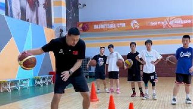 #篮球 #日常训练 #一分钟干货教学
横移结合晃动突破系列
｜变向横移炸球虚晃突破
｜胯下横移ino