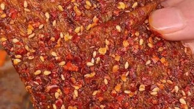 纯辣不带甜味的辣条！还加了魔鬼椒！敢来挑战吗？#好吃到停不下来 #零食推荐 #无辣不欢