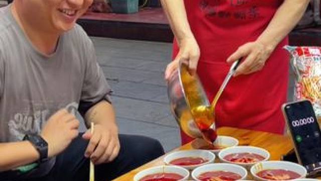 四川帅哥挑战10碗爆辣~随随便便挑战成功！拿走奖品~ #螺蛳粉