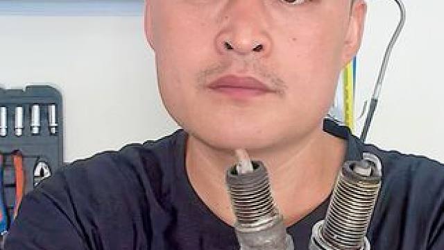 火花塞多少公里换？修理工现场给你看，别再被别人骗3万公里换！ #顺航汽修 #火花塞 #汽车保养知识