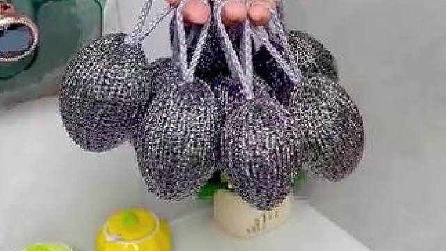 这个挂绳钢丝球设计的太好了，自带挂绳，用起来真的太方便了，很紧实不容易松散变形，用完挂起来干净又卫生