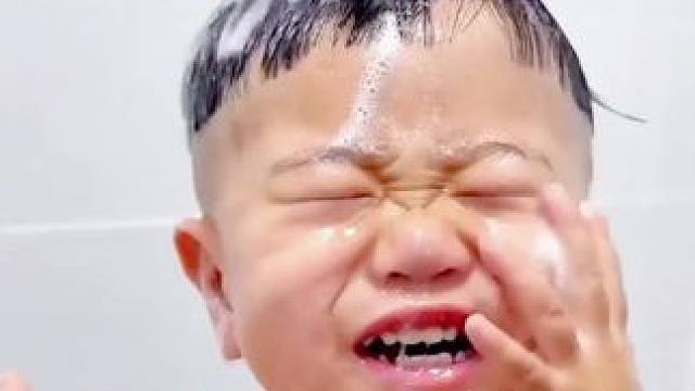 宝宝以前不愿意洗头，水总是进眼睛耳朵里，自从老公买了这个 #洗头帽  随便冲洗任我摆布 #洗头神器