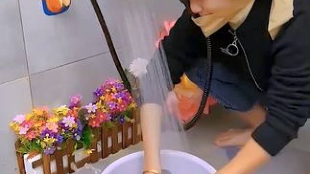 给浴室贴几个这样的#免打孔花洒支架  ，平时洗衣服，刷鞋子地垫真是太方便了。#浴室好物  #花洒置物