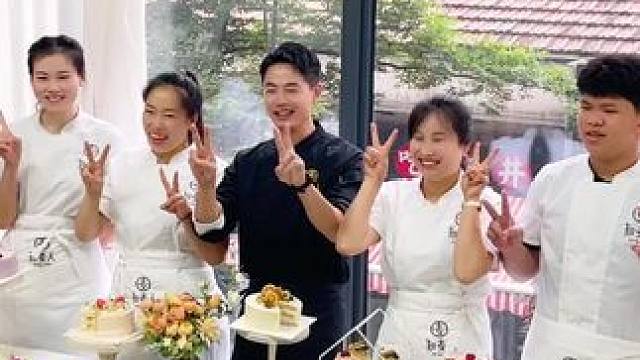 又一期网红甜品班毕业啦‼️
#烘焙培训 #甜品培训 #网红甜品 #想学找我 #上海知麦人烘焙培训学校