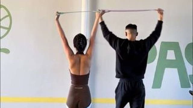 一根拉力绳每天坚持打卡200下，累是累了点，但背薄了，手臂细了富贵包没有了，身材越来越好了#开肩美背