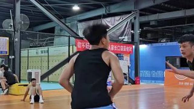 #篮球 #单挑 17岁高考完，好遥远的距离，像极了那时的我，对于篮球的热爱。