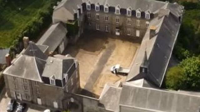 来看看这套有240多年历史的修道院翻新改造。
#昆明装修 #旧房改造翻新 #旧房改造