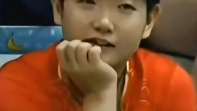 顺着王楚钦的目光一定能看到莎莎，顺着莎莎的目光一定能看到帅哥。莎莎能有什么坏心思，只不过是个爱看帅哥