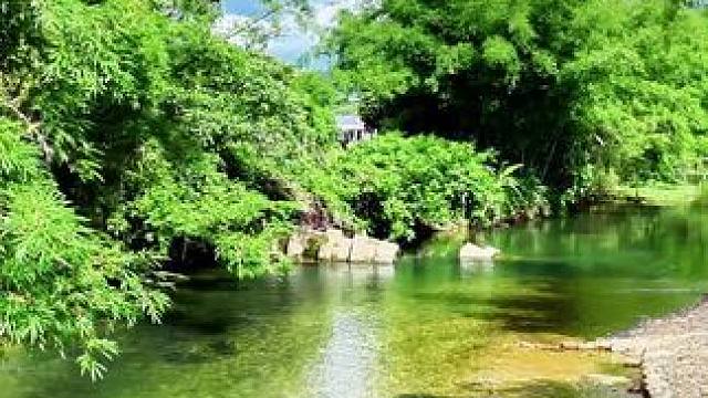 夏日，溪水是最好的玩伴，清凉的水流可以驱走一切的燥热，让人心情舒畅。清新的空气，欢快的气氛，让人尽情