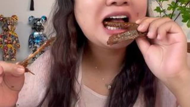 咱们鸭翅是先烤后卤的，所以它的皮薄如纸啊#妈呀太香了 #开袋即食 #卤宾汉鸭翅