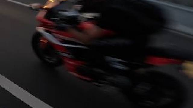 每当落日飞驰 只想和你享受黄昏#固定机位安全拍摄 #机车