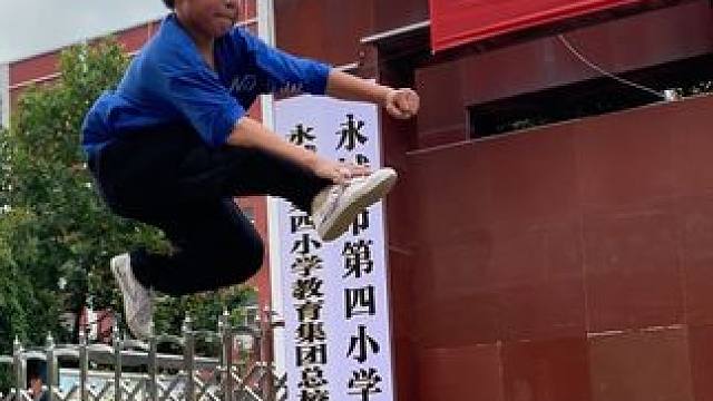 小男孩放学后在校门口练武术，太帅了，这才是小男孩该有的模样！ 