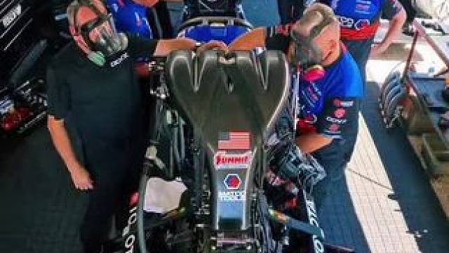 你知道为什么top fuel车组的机师要戴面罩吗
#比赛现场 #是时候展现真正的技术了 #赛道 #专