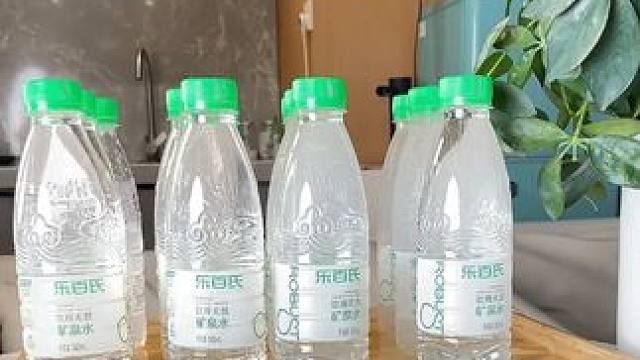 夏天出门就带一瓶这个矿泉水， 揣在兜里方便携带，还能降温解暑，一瓶甚至平均不到1块钱！大家千万别错过