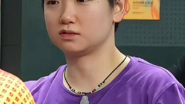 孙颖莎的松弛感真是绝了，和王楠交流就像邻居拉家常，刘国梁指点别人莎莎指点刘国梁。#乒乓球 #国乒 #