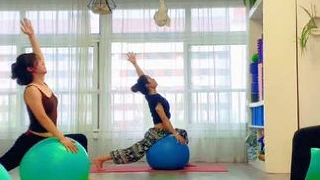 60分钟《大球瑜伽》让你5分钟看完，喜欢记得点赞收藏哦，喜欢口令讲解版的亲们，下方评论区留言哦，也有