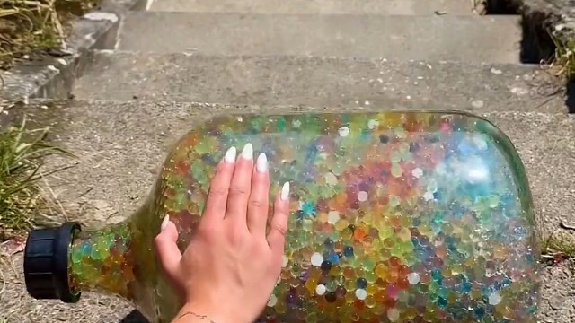 楼梯滚瓶子爆破解压时刻