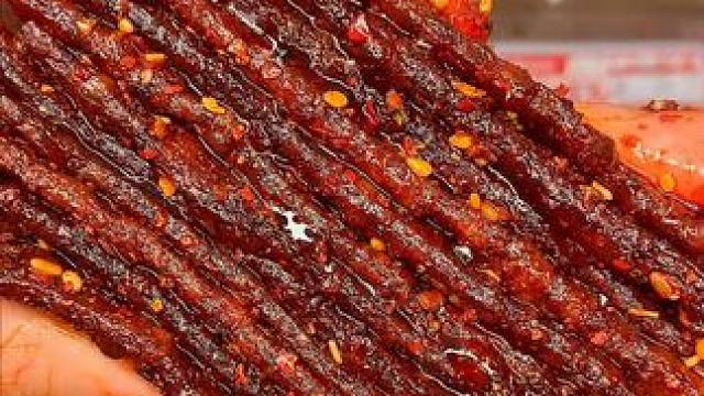 不得不说，湖南人做的辣味零食是真的好吃，就我手上这个泡泡干，吃起来香香辣辣的豆香味十足，简直太上头了