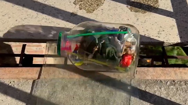 楼梯滚瓶子爆破解压时刻