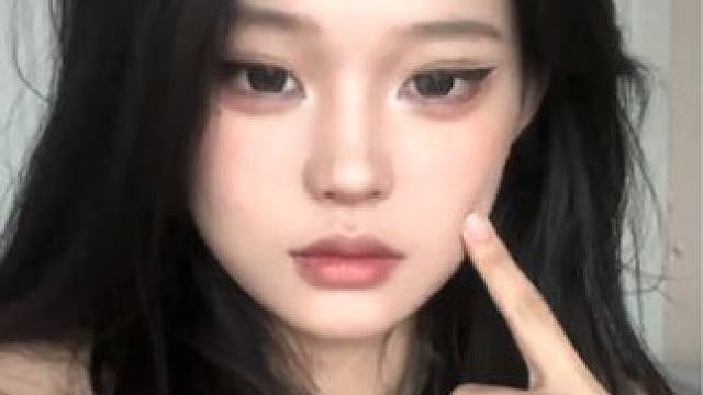 方圆脸宝宝都来试试看清冷感狐系妆容！！ 这个狐系眼线一定要睁着眼睛画啊！一定要睁着眼睛画！定好位置再