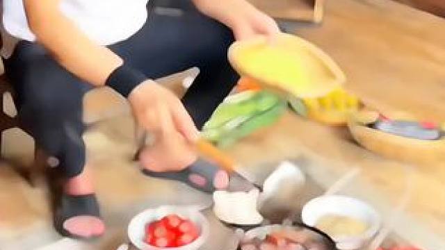 这个东北黑木耳炒肉学会又是道简单家常菜，干净无根无沙，肉质厚实，凉拌炒都可以，脆嫩爽口好吃，一起学做