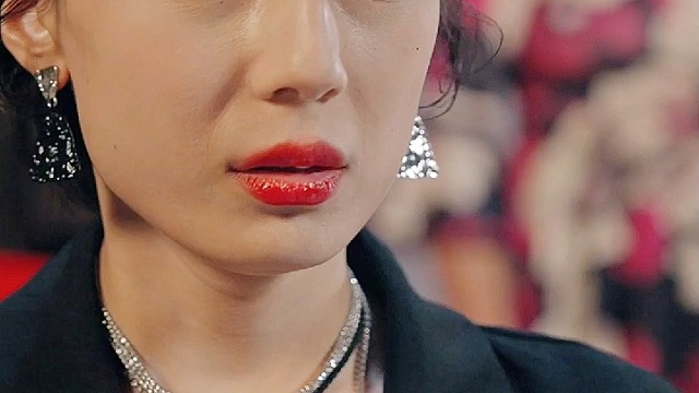 女儿拿着皮鞭殴打爸爸！