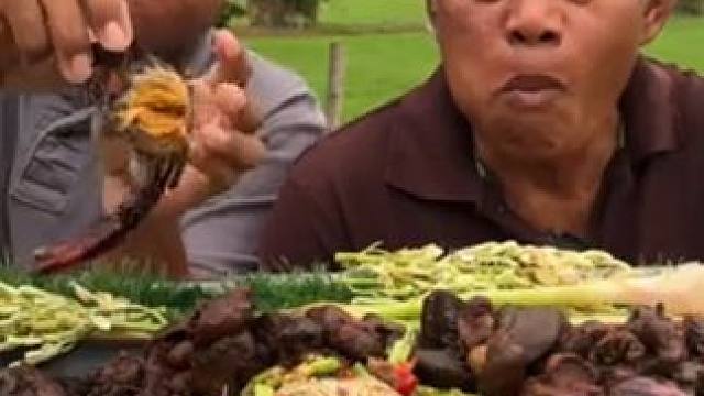 好吃的酱螃蟹搭配鱼露和鸡肝，老丈人吃的那是一个认真呀 #户外美食 #咀嚼音 #咀嚼音解压 #美食分享