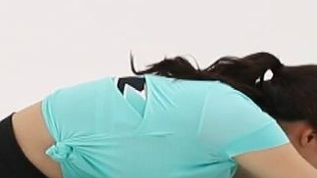 学瑜伽：跟着在家一起运动吧，美化上身线条，促进血液循环 #瑜伽教学  #拉伸动作 #每日瑜伽 #瑜伽