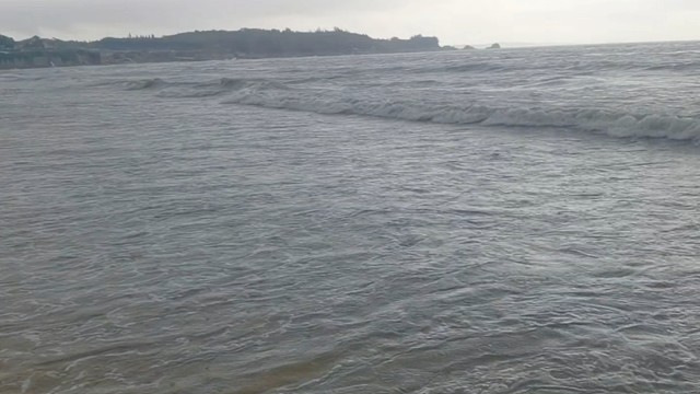 阴沉的天空下，海浪在乌云的阴影中翻滚，这混乱的场景，内心就像这乌云下的海浪一般，焦躁不安，找不到平静