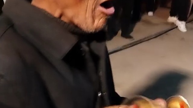 老人入神了，就是听不懂唱的啥[捂脸]