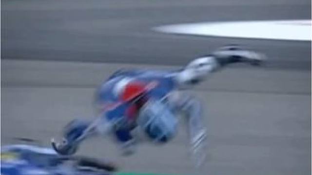 荷兰站moto2 16号车手:压弯重刹严重事故 现在整个人甩出去，肩膀受伤…看着都疼#机车 #摩托车